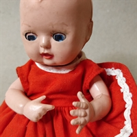 rosenbud lille dukke England rød kjole retro legetøj.